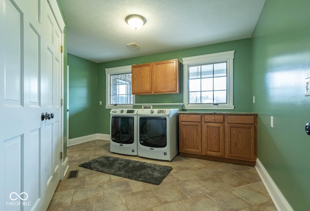 laundry room featuring cabinet space, independent washer and dryer, visible vents, and baseboards