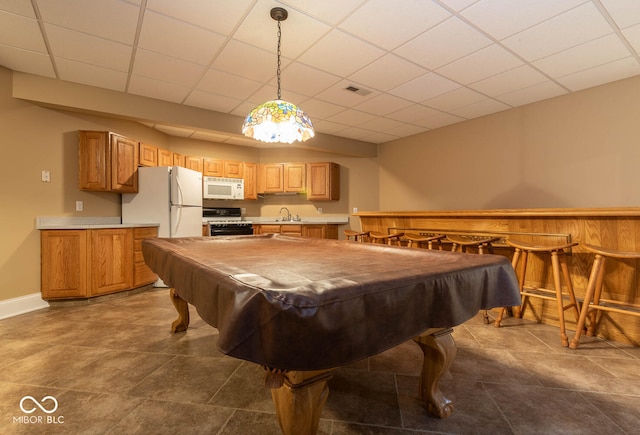 playroom with baseboards, visible vents, pool table, a paneled ceiling, and a sink