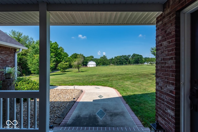 view of yard featuring a patio area