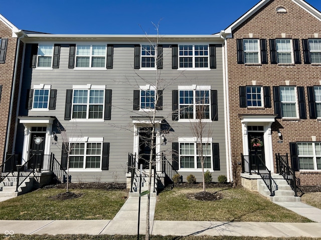 multi unit property featuring a front lawn