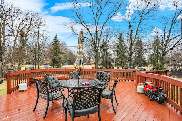 deck featuring outdoor dining space