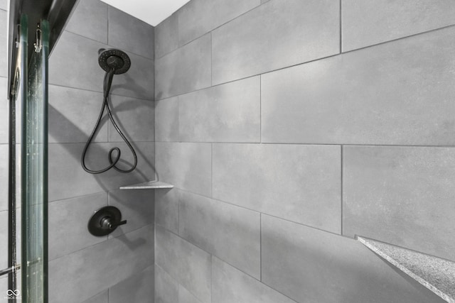 room details featuring a tile shower