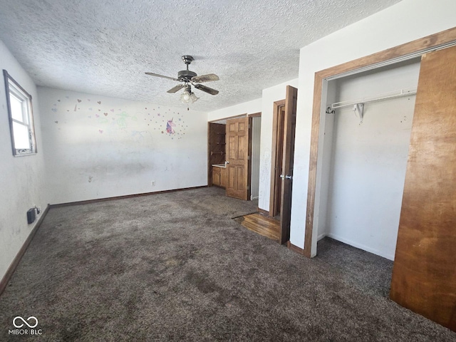 unfurnished bedroom featuring carpet floors, a textured ceiling, baseboards, and a ceiling fan