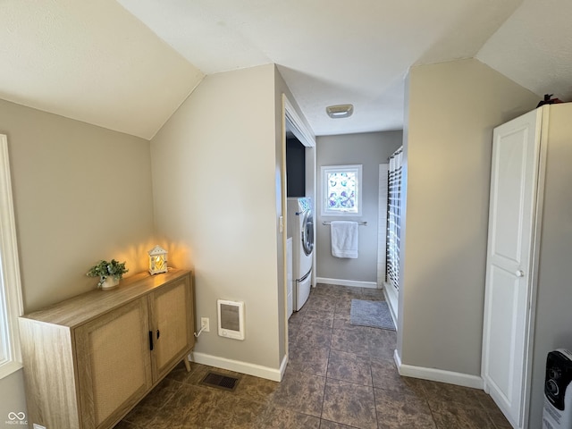 washroom with laundry area, visible vents, baseboards, and washing machine and clothes dryer