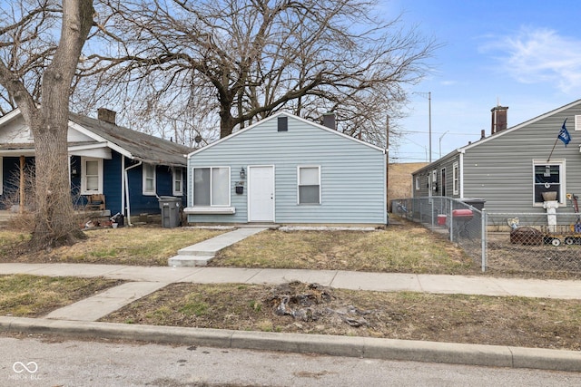 bungalow-style house featuring fence