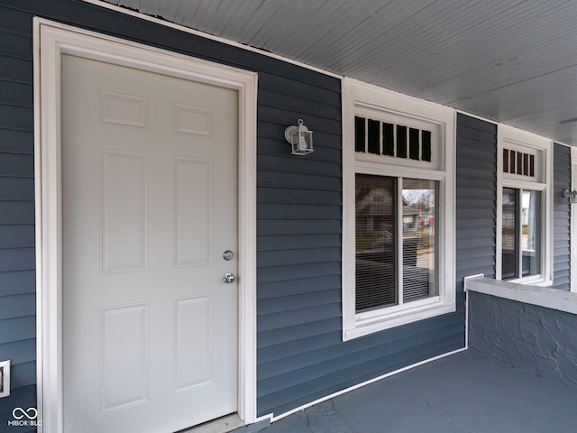 property entrance featuring a porch