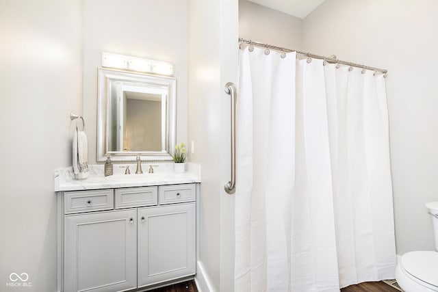 full bathroom with vanity, curtained shower, toilet, and baseboards