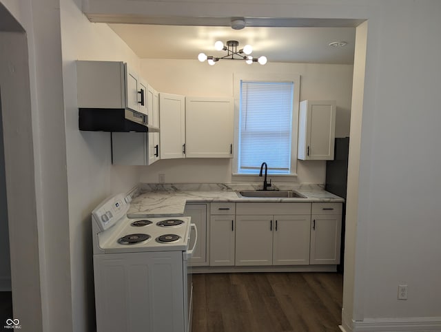 kitchen with white range with electric stovetop, an inviting chandelier, dark wood-type flooring, a sink, and under cabinet range hood