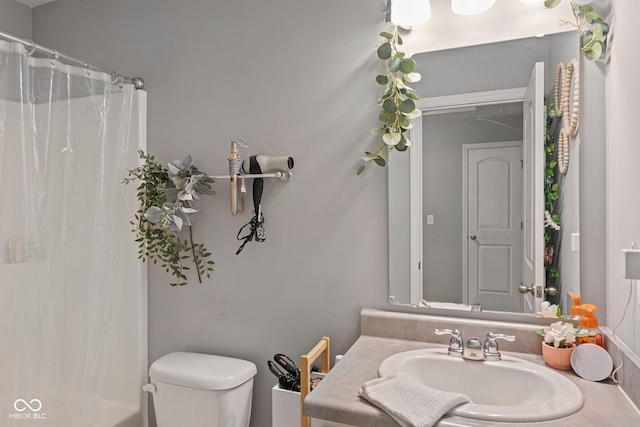 full bathroom with toilet, a shower with curtain, and vanity