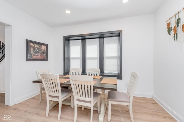 dining space featuring recessed lighting, baseboards, and light wood finished floors