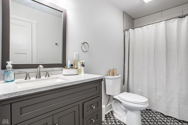 full bath featuring a shower with curtain, vanity, and toilet