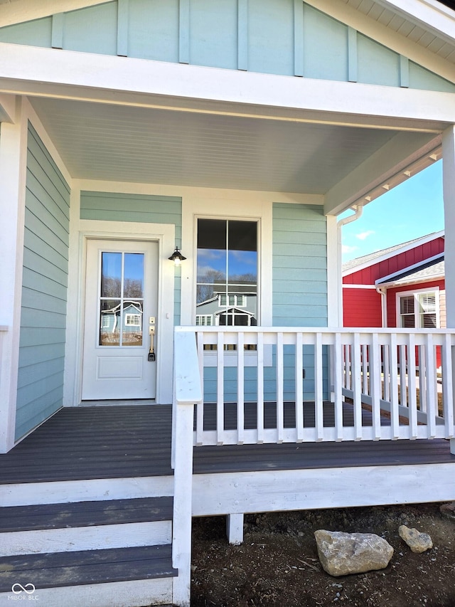 property entrance featuring a porch