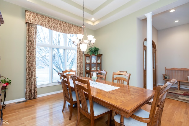 dining area featuring light wood finished floors, recessed lighting, visible vents, a chandelier, and baseboards