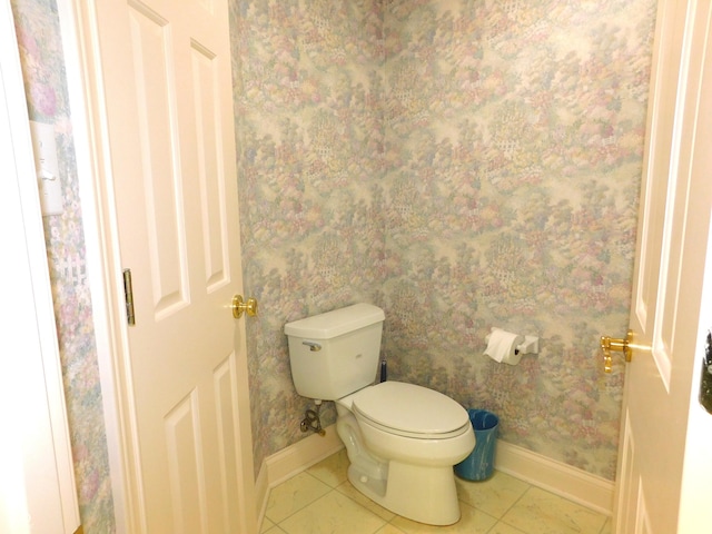 1229 E Tara Rd, Greensburg, IN 47240 - bathroom featuring wallpapered walls