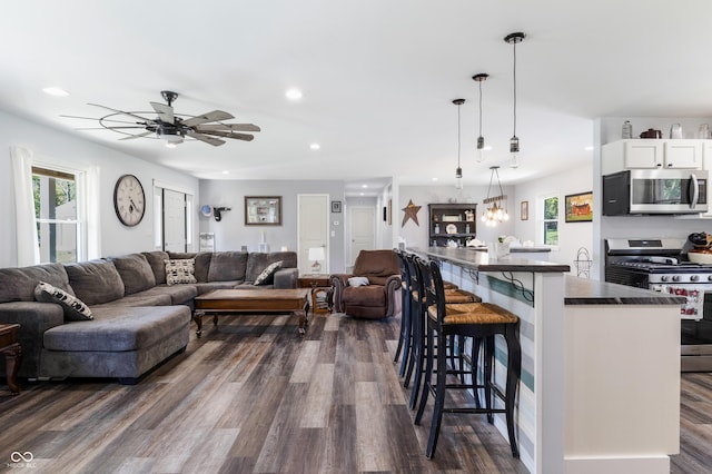 living area featuring ceiling fan, dark wood-style flooring, and recessed lighting