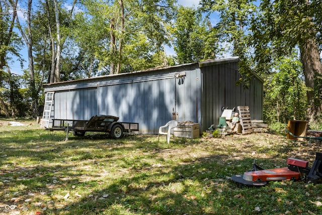 view of pole building featuring a yard