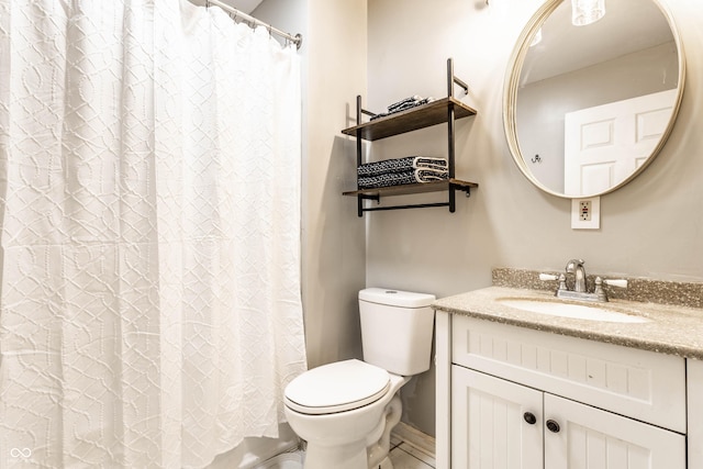 full bath featuring a shower with curtain, vanity, and toilet