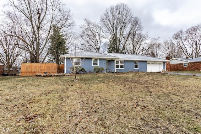 view of front facade featuring a garage, a front yard, and fence