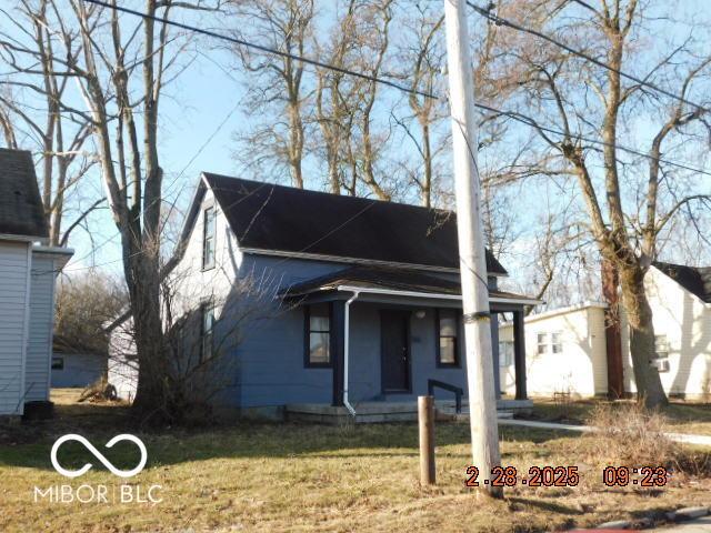 view of front of property featuring a front yard