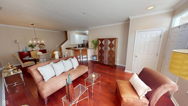 living room with crown molding, baseboards, a chandelier, recessed lighting, and dark wood-style flooring