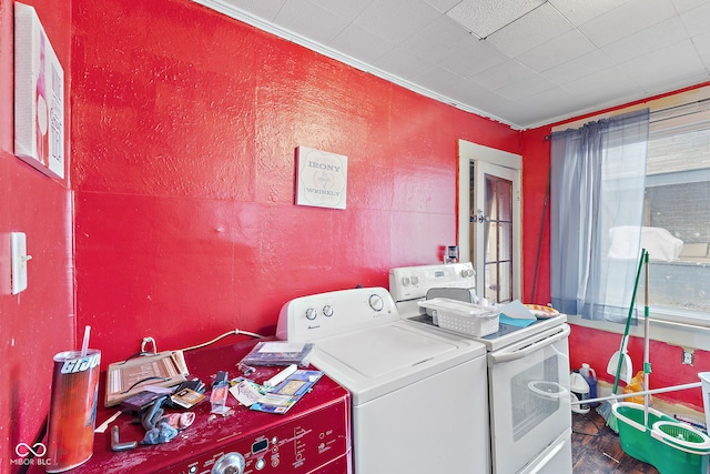 laundry room with washer / dryer, laundry area, and crown molding