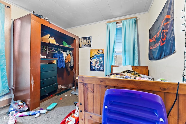 bedroom featuring carpet flooring and crown molding