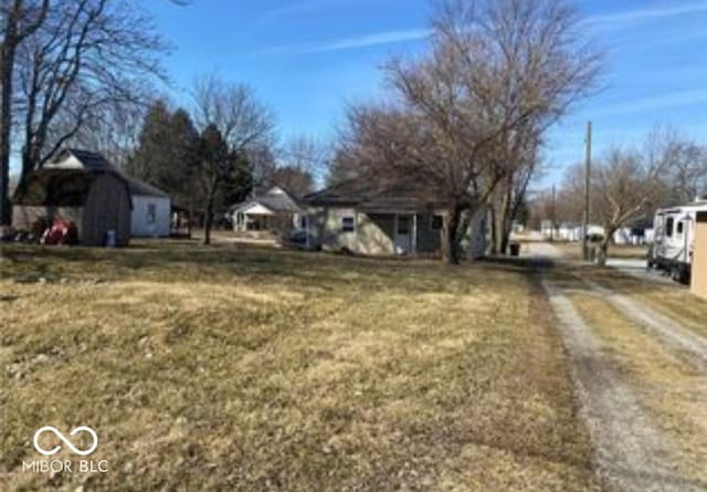 view of yard with driveway