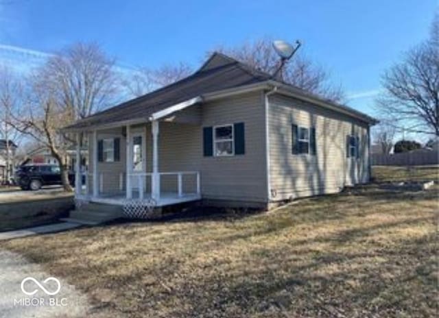 view of front facade featuring a porch and a front lawn