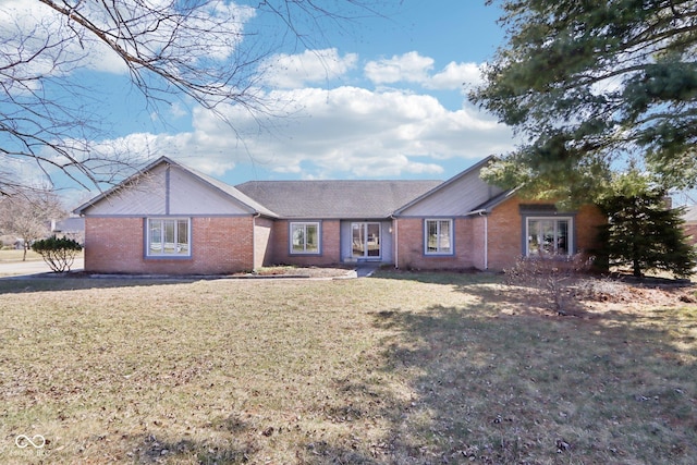 view of front facade featuring brick siding and a front lawn