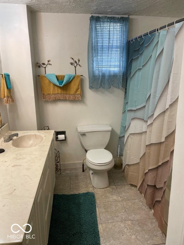 full bath with curtained shower, toilet, vanity, a textured ceiling, and baseboards