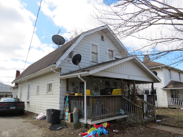 view of front of home featuring a gambrel roof