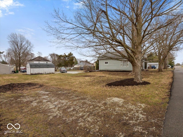 view of yard with an outbuilding