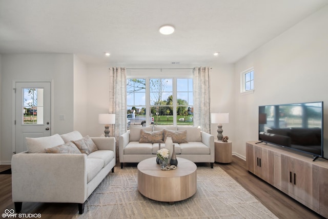 living room featuring light wood-style floors, baseboards, and recessed lighting