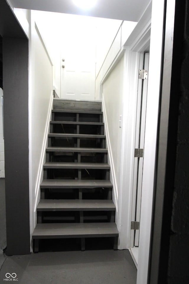 3645 N Delaware St, Indianapolis, IN 46205 - view of staircase