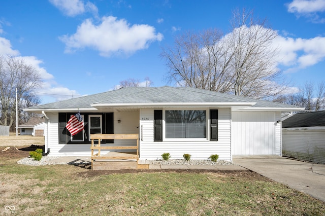 view of front of house featuring covered porch, roof with shingles, and a front yard