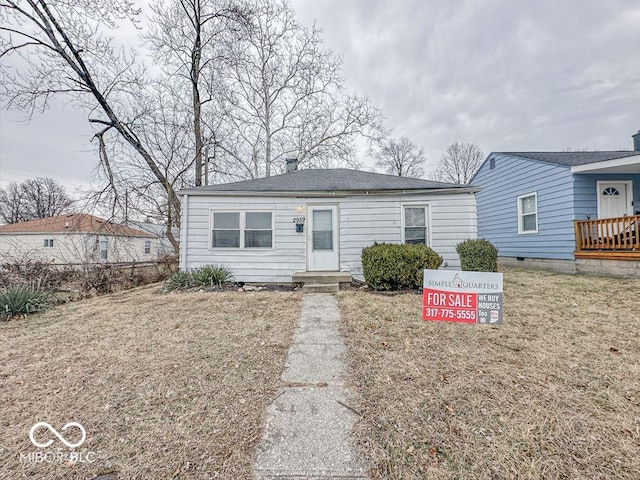 view of front of property with a front yard