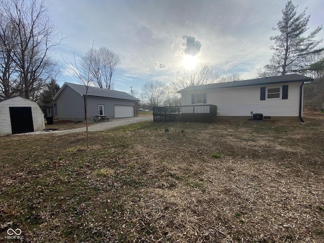 view of yard featuring an outbuilding and a garage