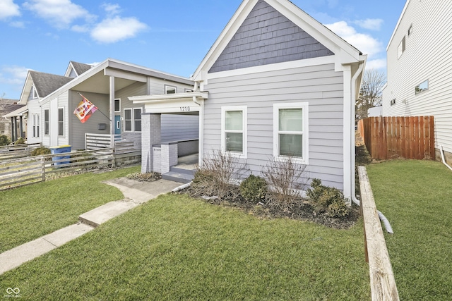 view of front of home featuring fence and a front yard