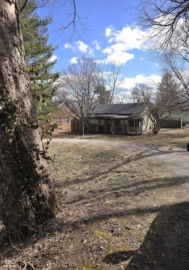 view of yard with driveway