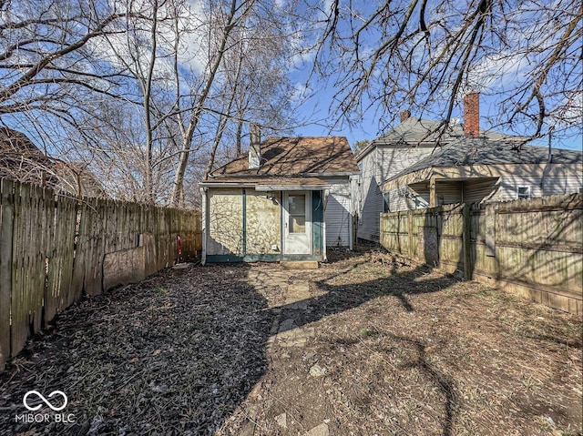 view of outdoor structure featuring an outdoor structure and a fenced backyard