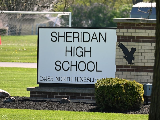 community sign with a yard