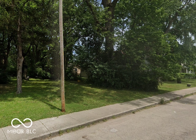 Listing photo 2 for 934 W Roache St, Indianapolis IN 46208