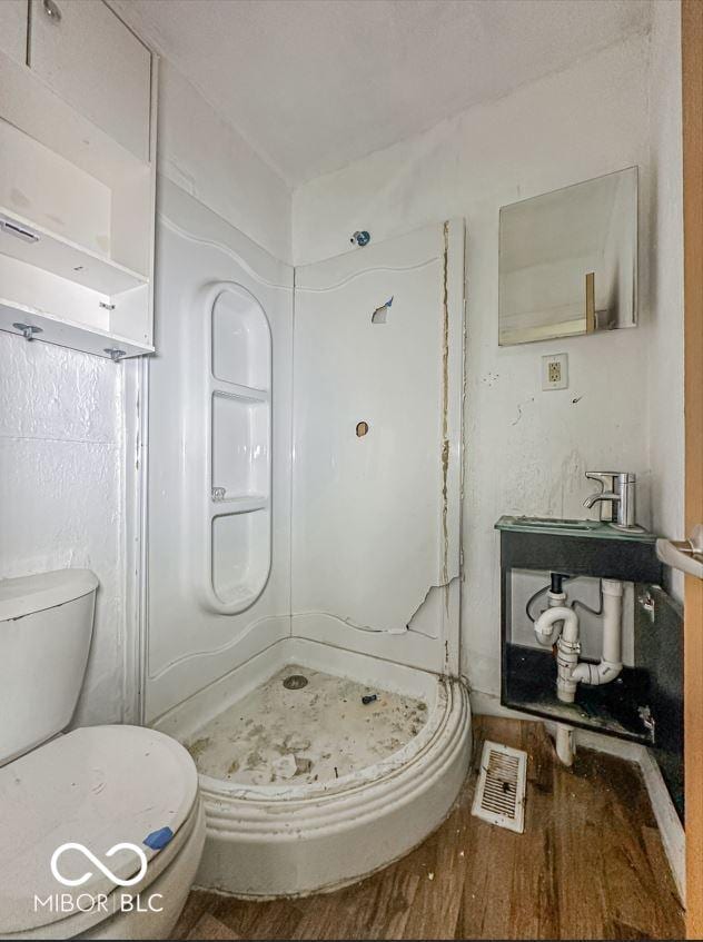 bathroom featuring visible vents, a shower stall, and toilet