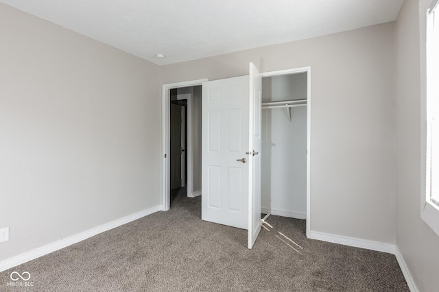 unfurnished bedroom featuring a closet, carpet flooring, and baseboards