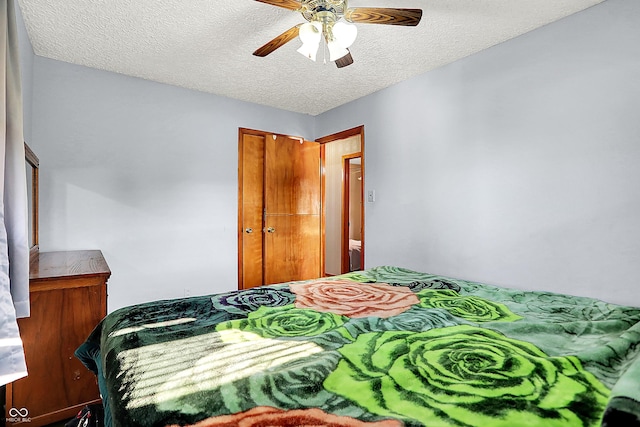 bedroom featuring a textured ceiling, ceiling fan, and a closet