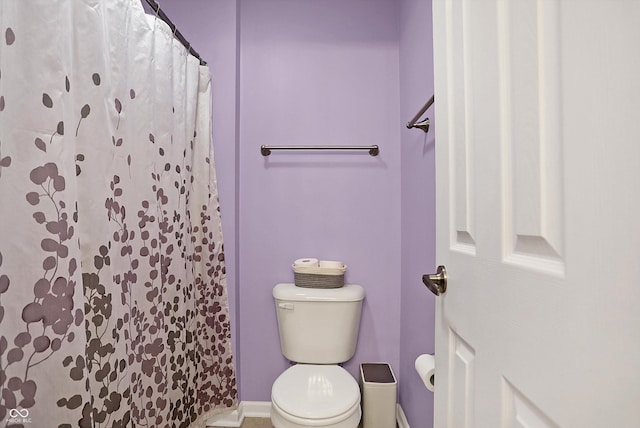 full bathroom featuring toilet and a shower with curtain