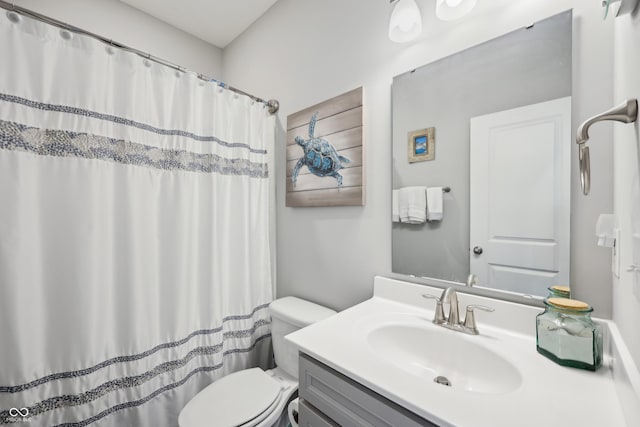 full bath featuring a shower with curtain, toilet, and vanity