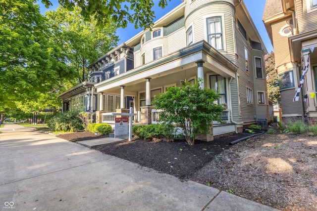 1471 N Delaware St, Indianapolis, IN 46202 - view of front facade with a porch