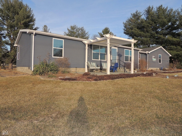 view of front of property featuring a front yard, a patio area, and a pergola