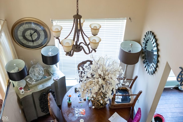 room details featuring an inviting chandelier